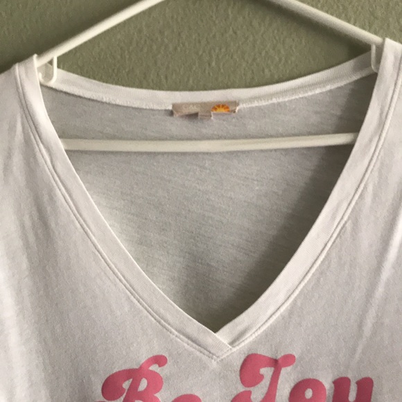 C&C Women’s “Be Joy Share Joy” Graphic V-Neck Top - Picture 3 of 5